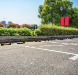 estacionamento-vazio-pista-de-estacionamento-ao-ar-livre-no-parque-publico-1127-3374.jpg